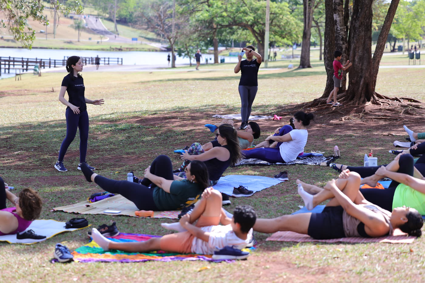 Aula gratuita de Pilates no Parque em grupo, conduzida por fisioterapeuta ao ar livre no Parque das Nações Indígenas em Campo Grande-MS